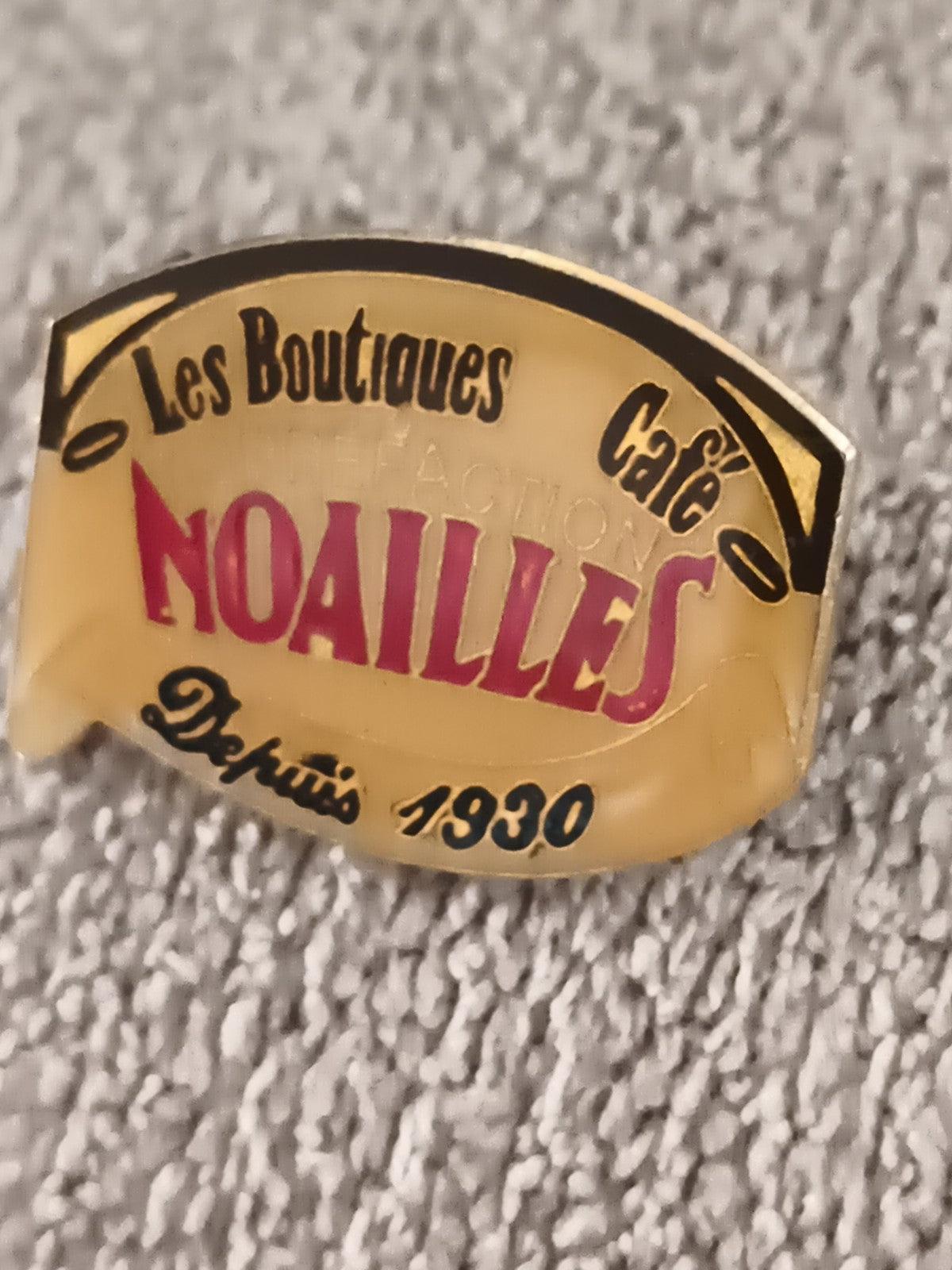 Pin's publicitaire vintage NOAILLES Café Les Boutiques depuis 1930 (Ref 10)