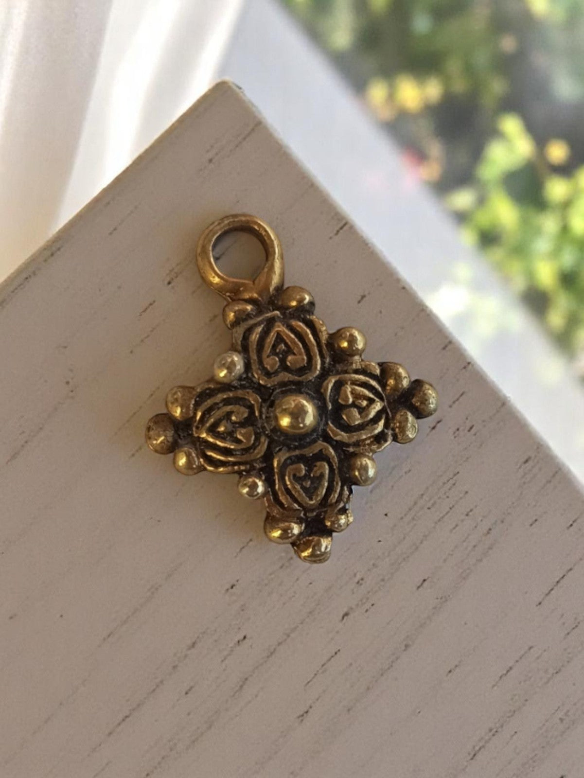 Pendentif vintage métal doré croix cœur années 50 bijouterie deadstock rétro