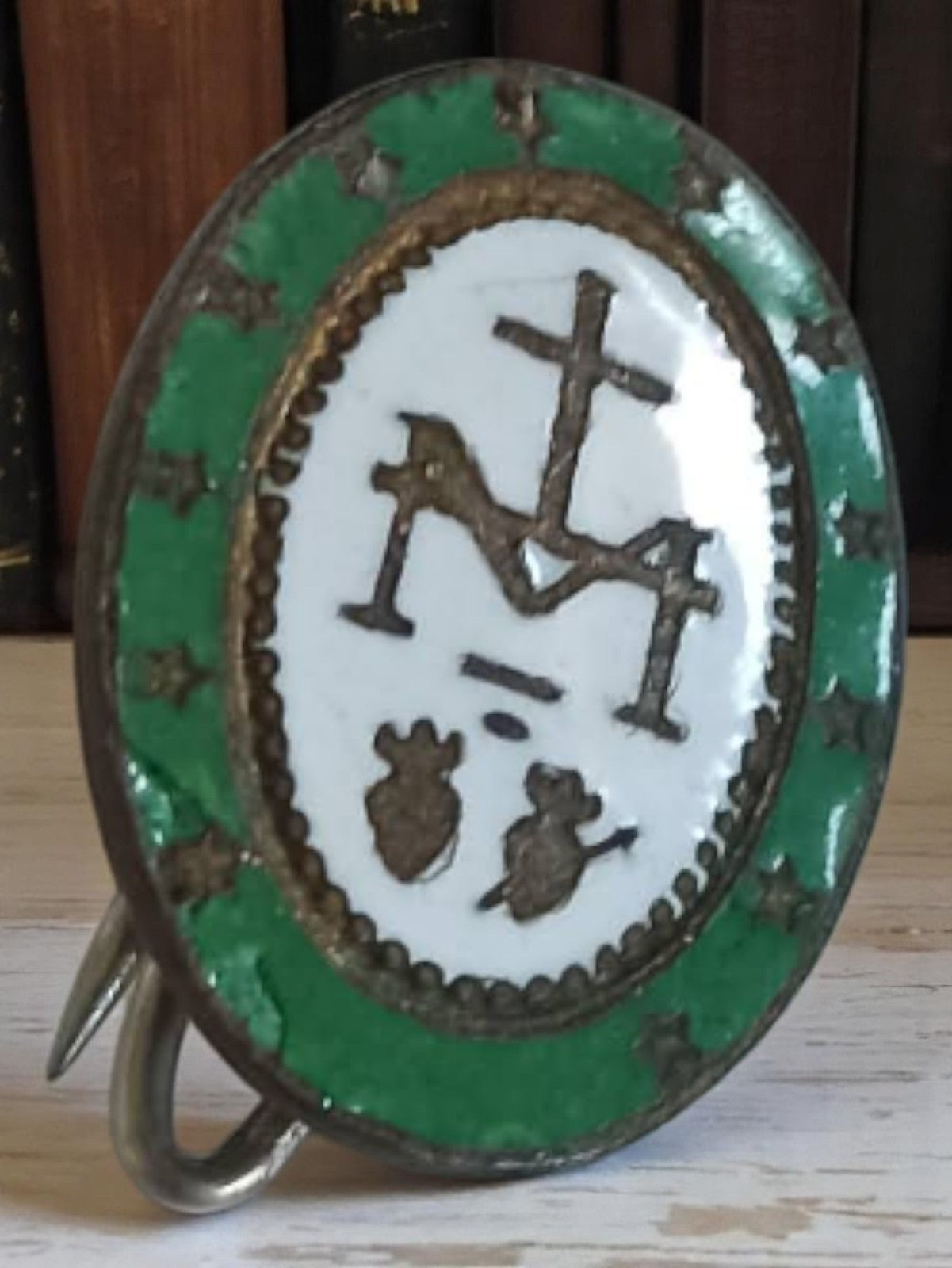 Broche religieuse émaillée vintage catholique ovale vert blanc symbole croix
