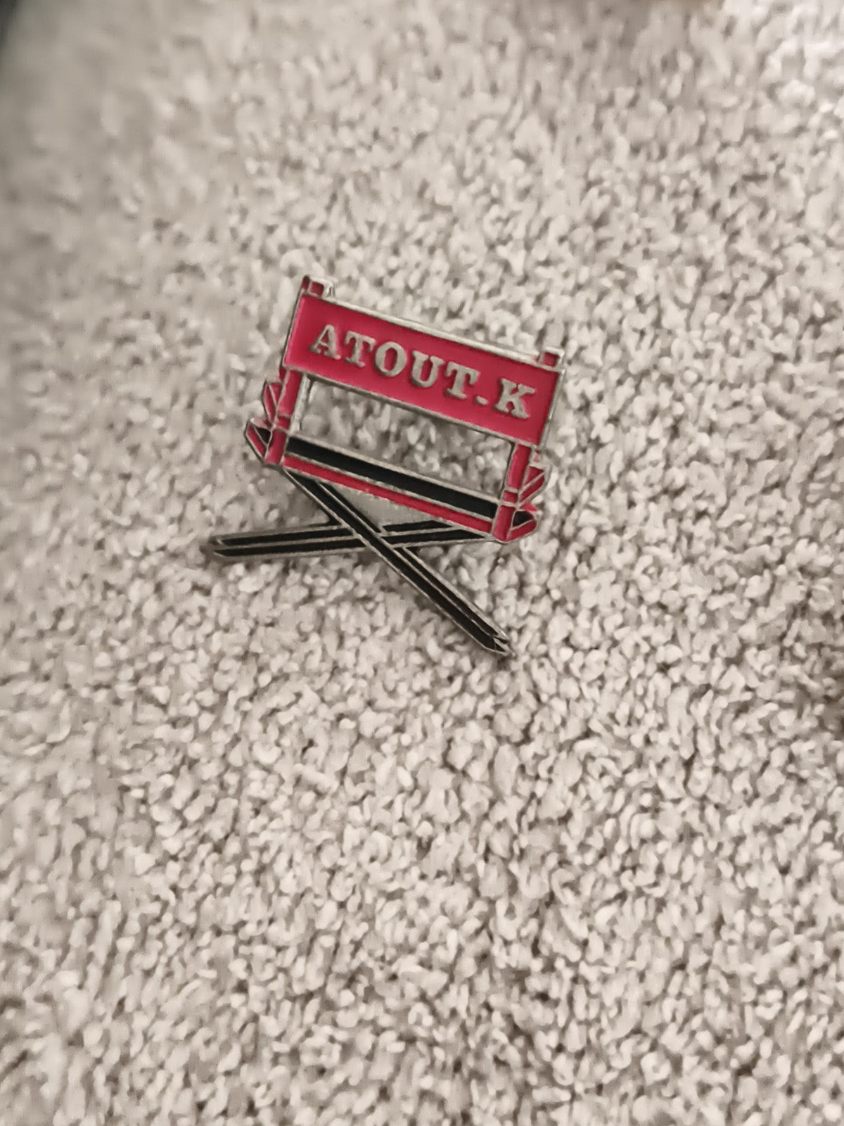 Pin's vintage ATOUT.K rouge noir, badge publicitaire ancien (Ref 6)
