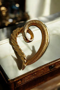 Broche vintage dorée signée motif torsadé texturé, bijou ancien unique