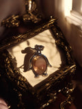 Pendentif pingouin pierre naturelle décorée monture métal marque Inconnu