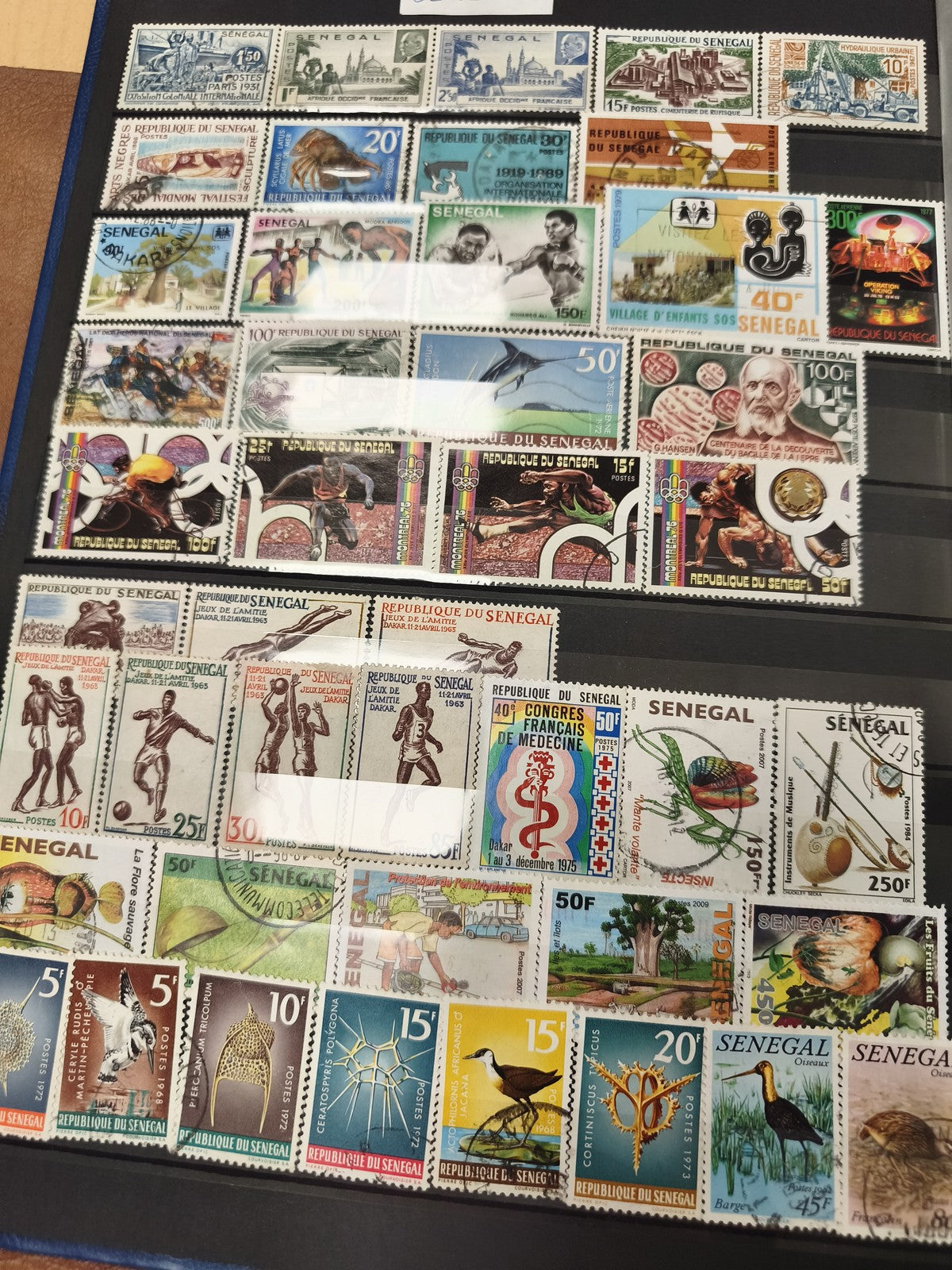 Lot timbres Sénégal multicolores thématiques animaux, sports, arts, usagés