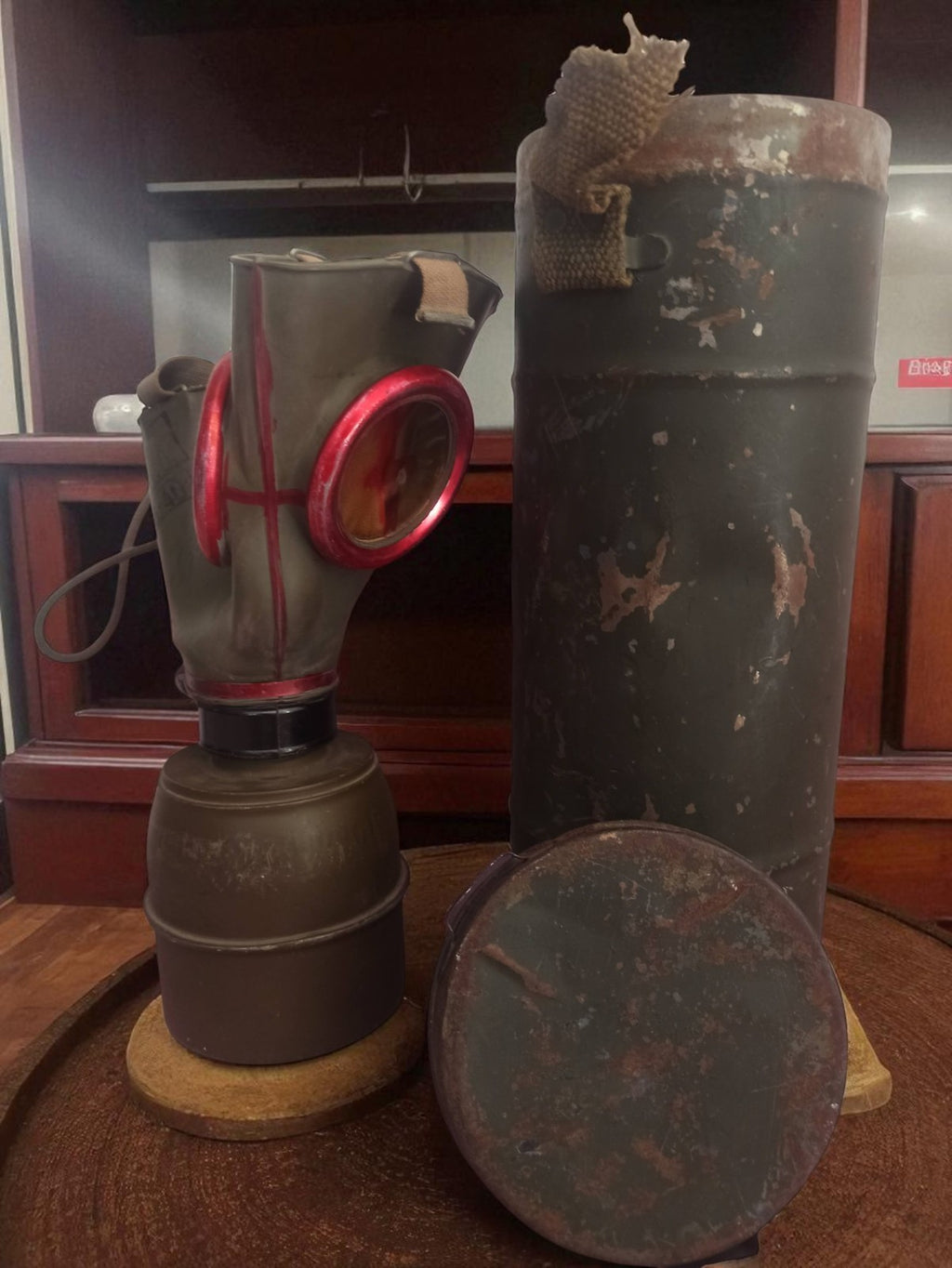 Masque à gaz ancien WW2 avec filtre et boîte métal militaria vintage Seconde Gue
