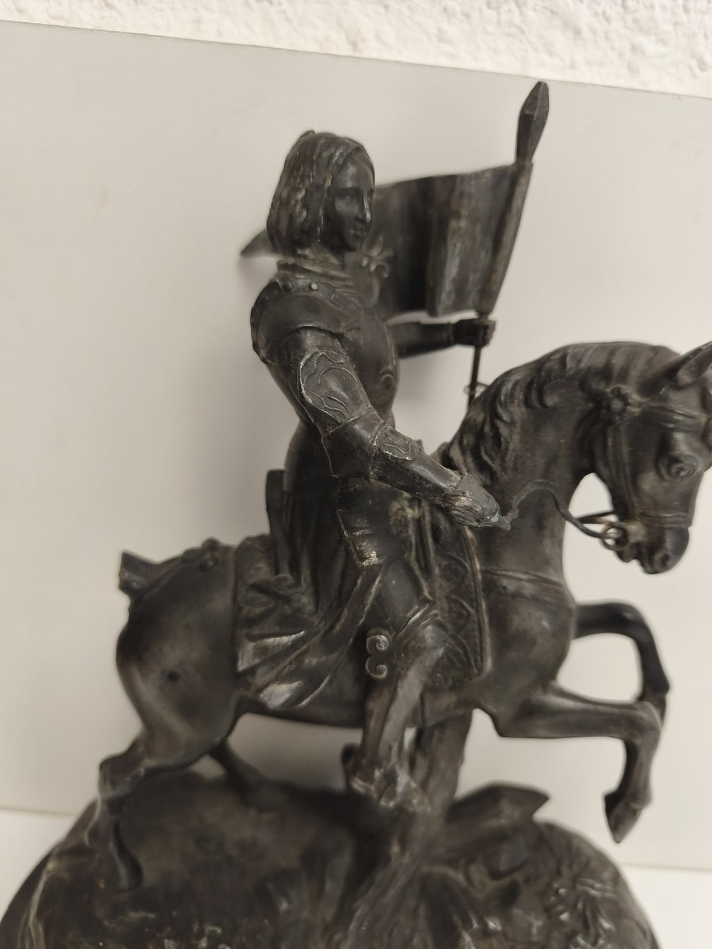 Statue ancienne Jeanne d’Arc équestre métal noirci, à restaurer, style XIXe