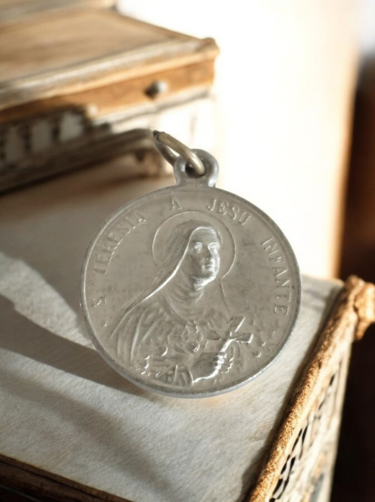 Médaille religieuse vintage métal S. Thérèse de Lisieux ronde catholique