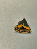 Vintage pin's triangle ESCAPADE 13 vert jaune silhouette paysage ancien