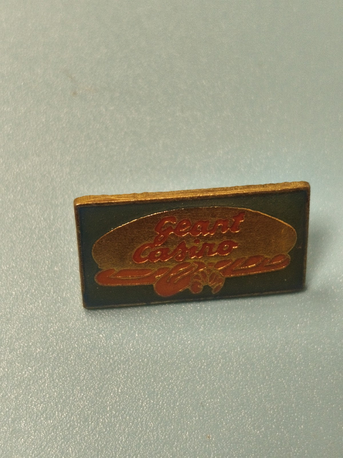 Vintage pin's Géant Casino rectangulaire logo boulangerie collection