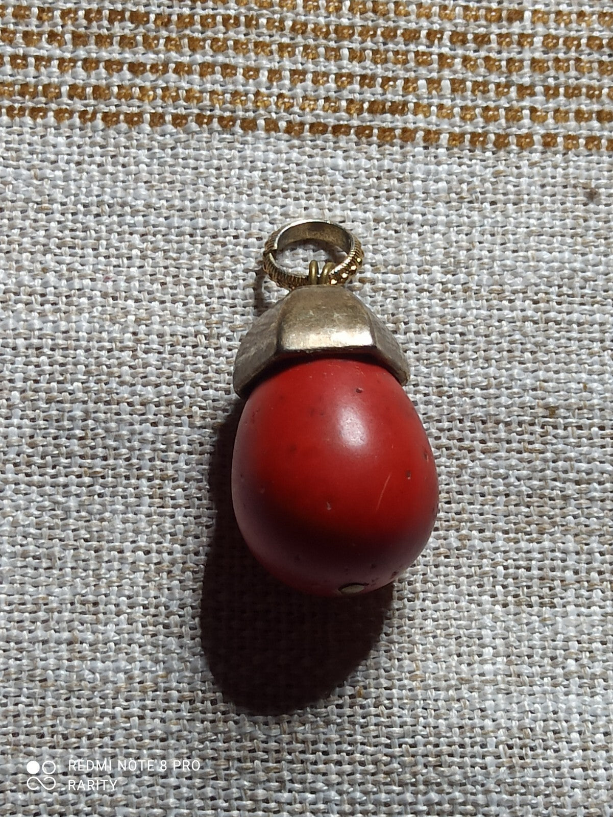 Pendentif vintage gland rouge résine et métal doré bijou ancien porte-bonheur