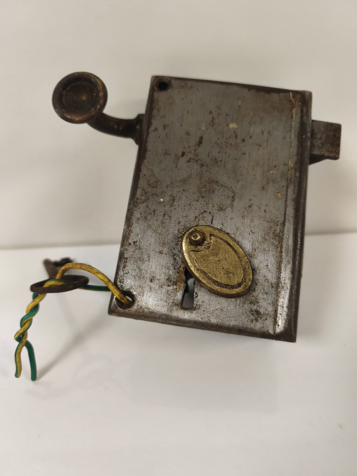 Ancienne poignée serrure de porte en métal, patine d?origine, avec clé