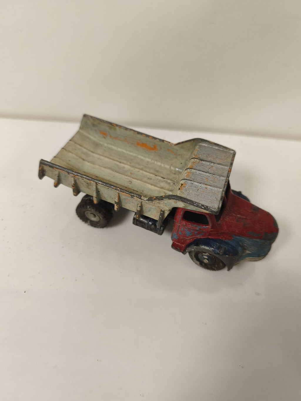 Dinky Toys Berliet benne 1/43e rouge et gris, miniature camion occasion