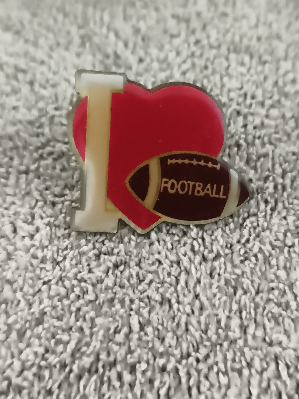 Pin's vintage I Love Football rouge blanc marron sport US badge rétro (Ref 6)