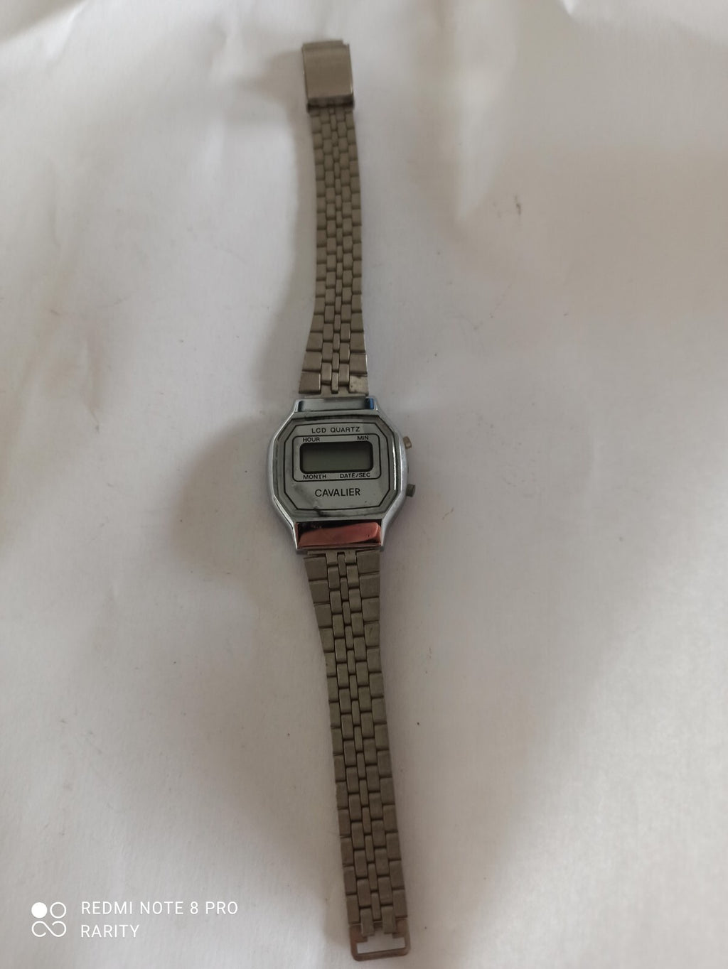 Montre vintage Cavalier LCD quartz hors service, bracelet aspect métal, années 8