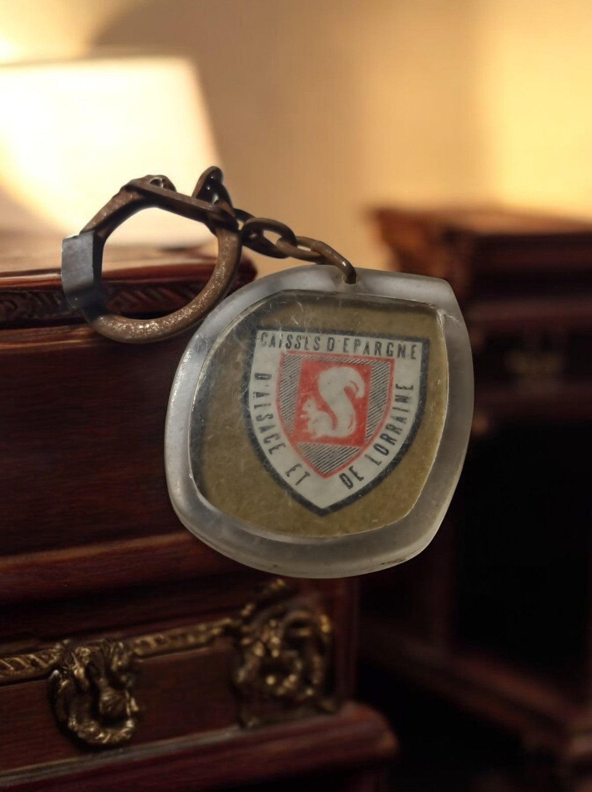 Porte-clés vintage Caisse d’Épargne Alsace Lorraine écureuil blason publicitaire