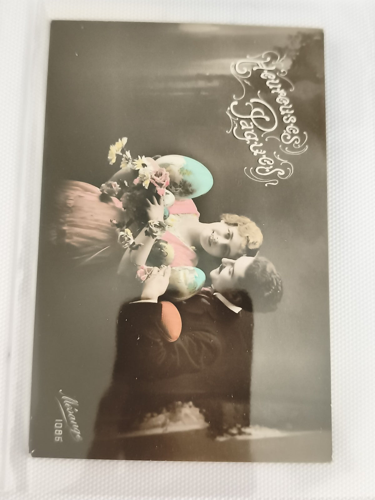 Carte postale ancienne Joyeuses Pâques colorisée couple œufs fleurs CPA