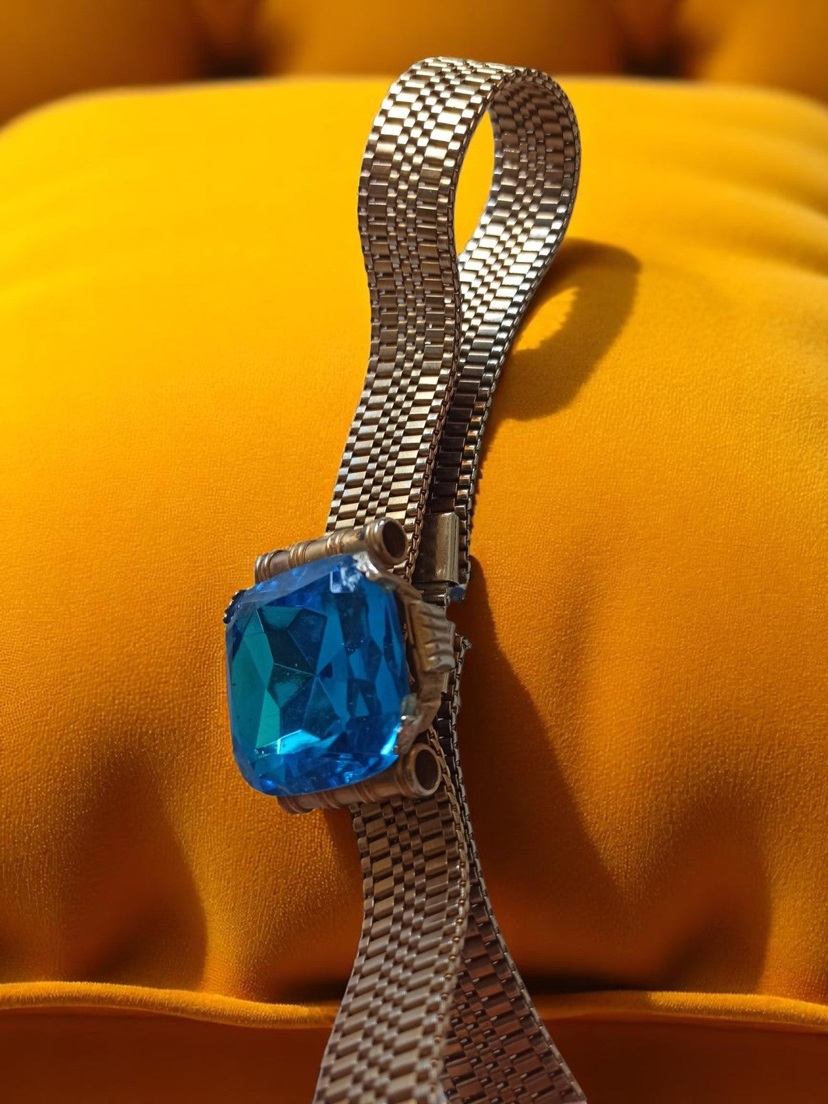 Collier vintage rétro strass bleu, maille large, accessoire ancien mode