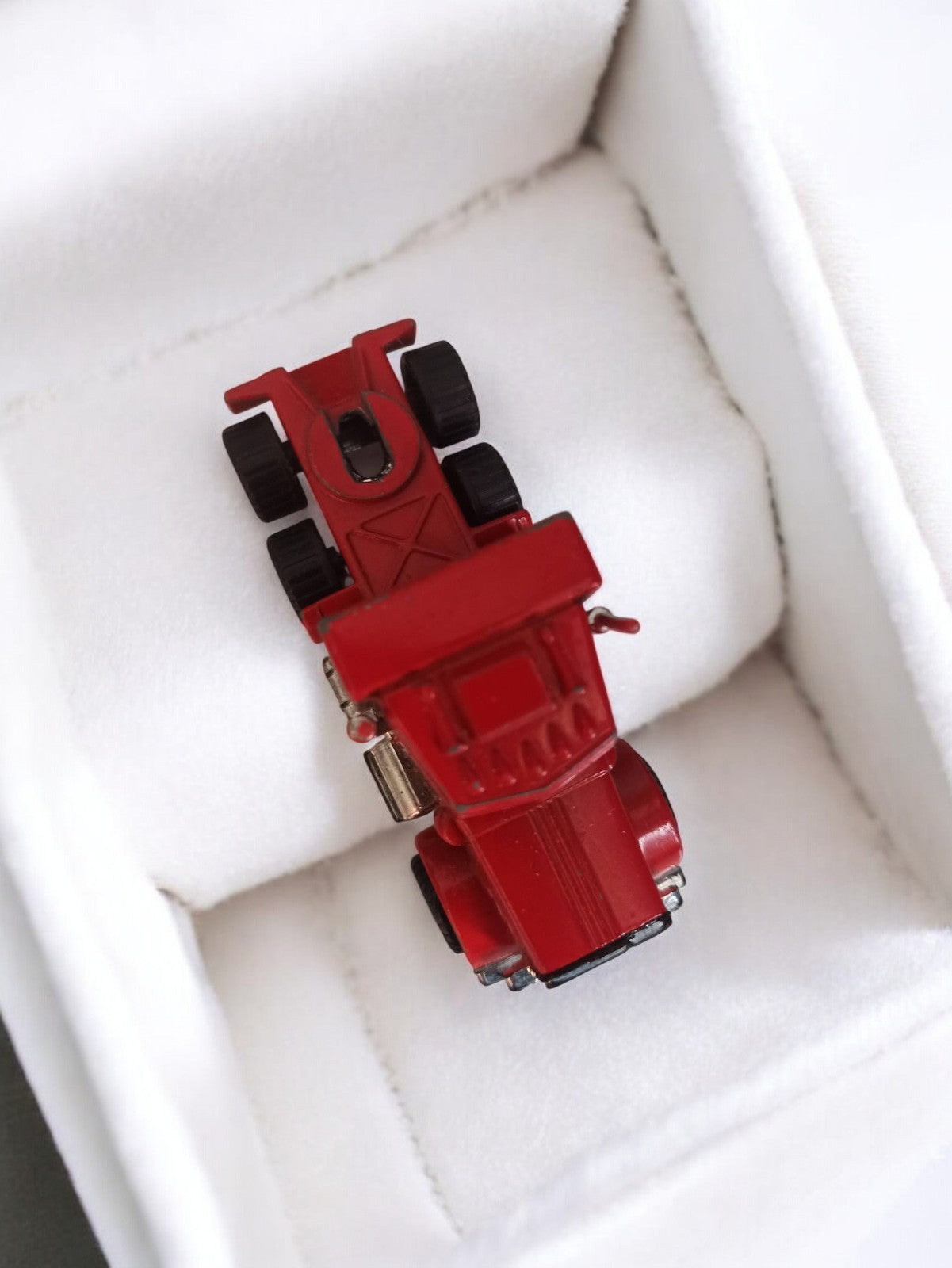 Camion miniature ancien rouge jouet rétro vintage pour collectionneur