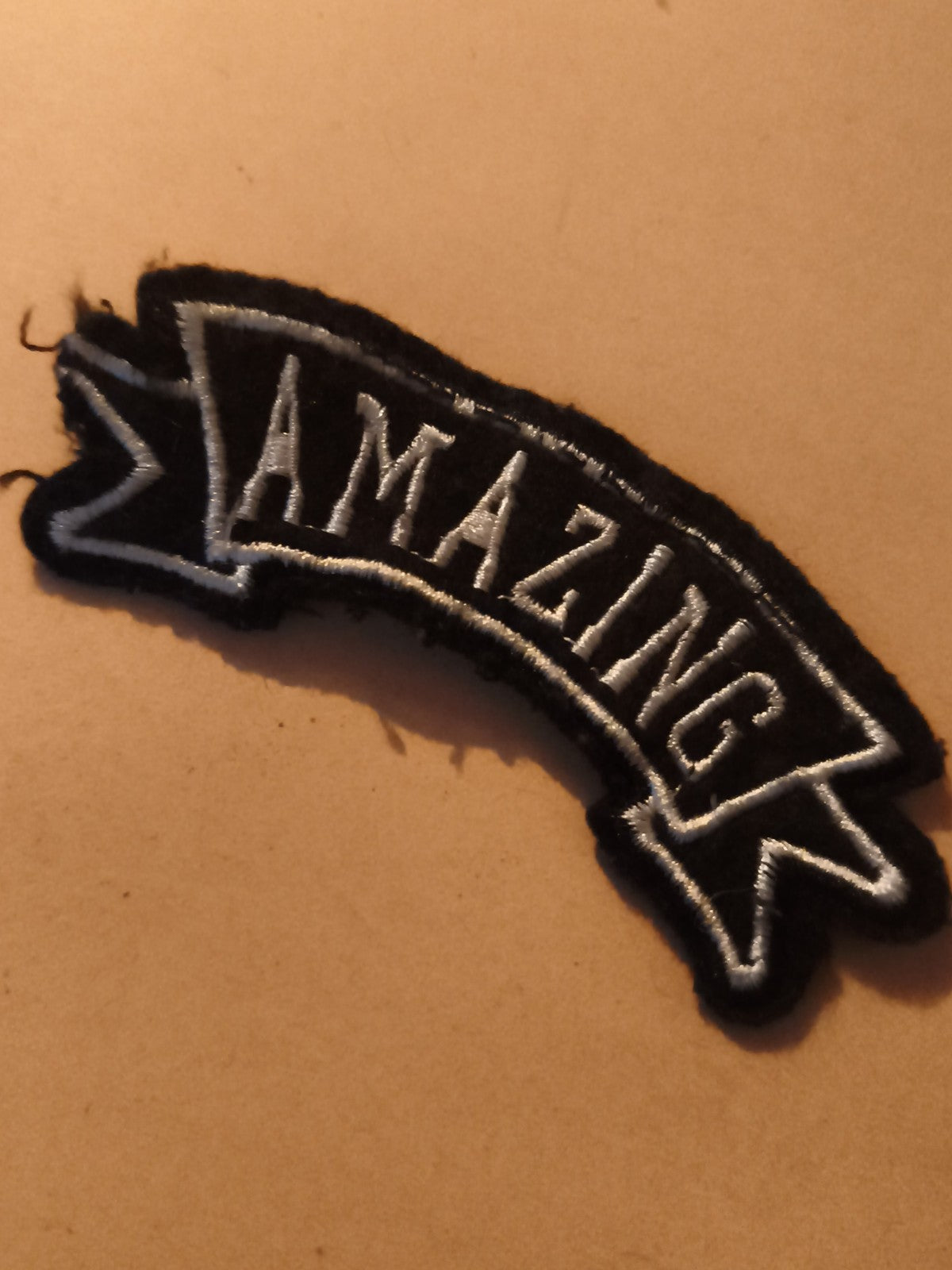 Écusson brodé ancien noir argenté « AMAZING » patch vintage thermocollant