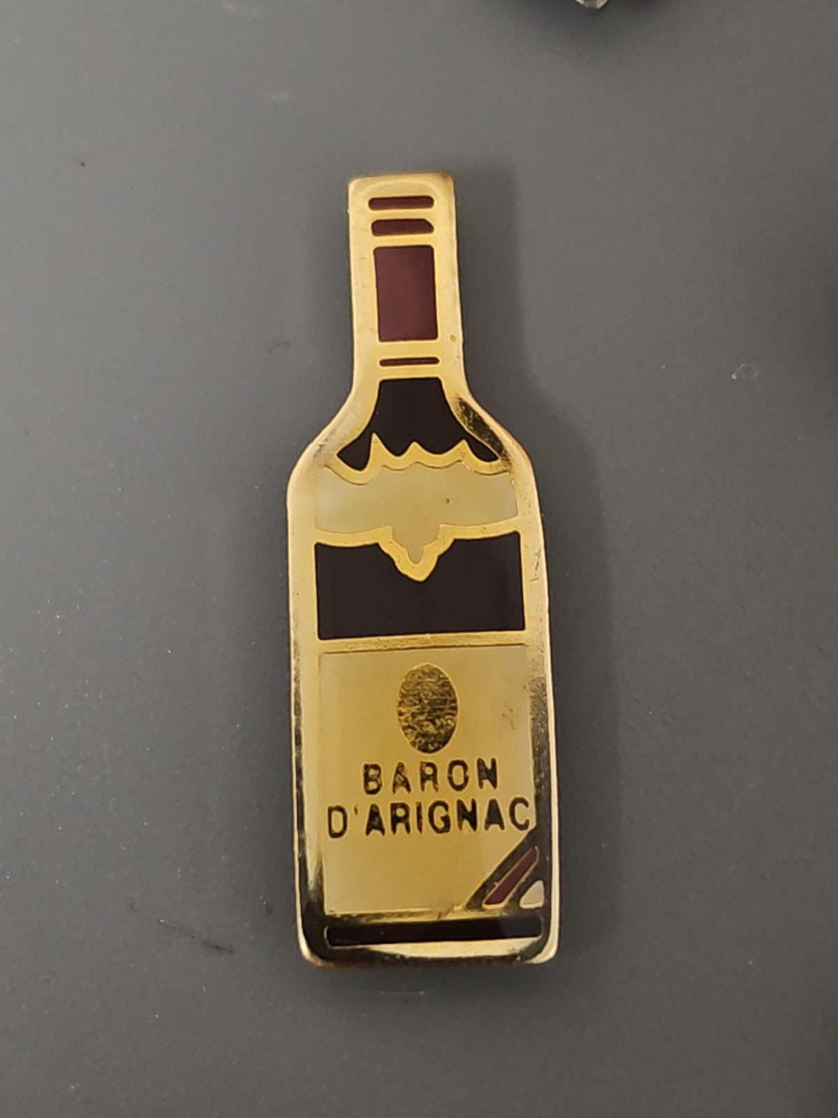 Pin's ancien Baron d'Arignac rétro collection, badge publicitaire vintage rare