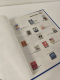 Classeur de timbres partiellement rempli, pages thématiques, couverture bleue