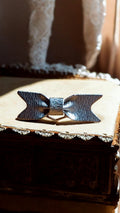 Broche vintage nœud papillon finition argentée texturée rétro chic