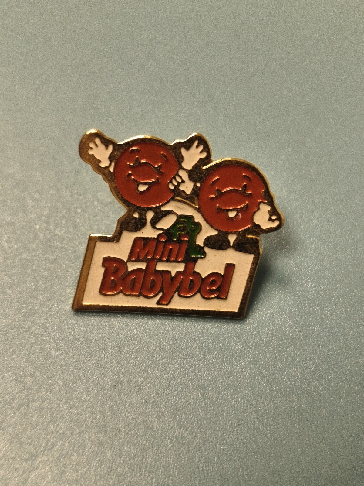 Pin's vintage Mini Babybel publicitaire, personnages rouges, collection fromage