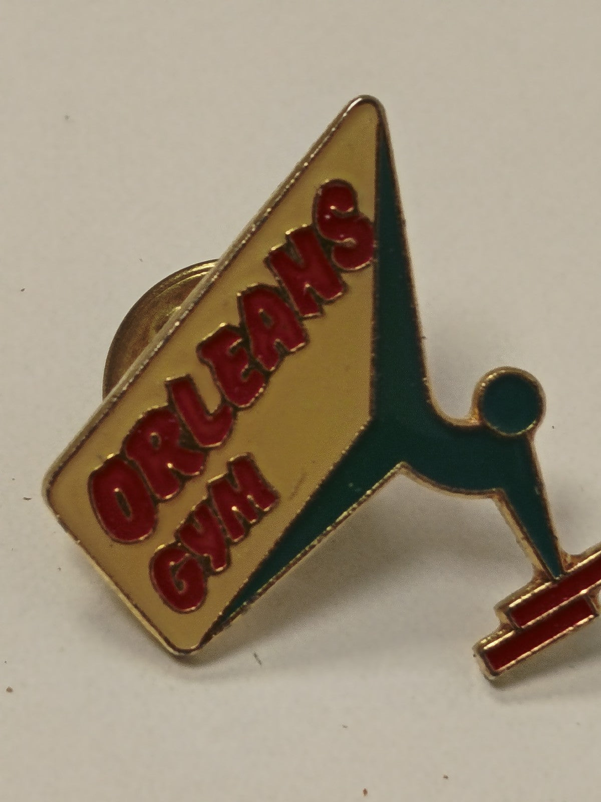 Pin's rétro ancien Gym Orléans, badge vintage collection sport France