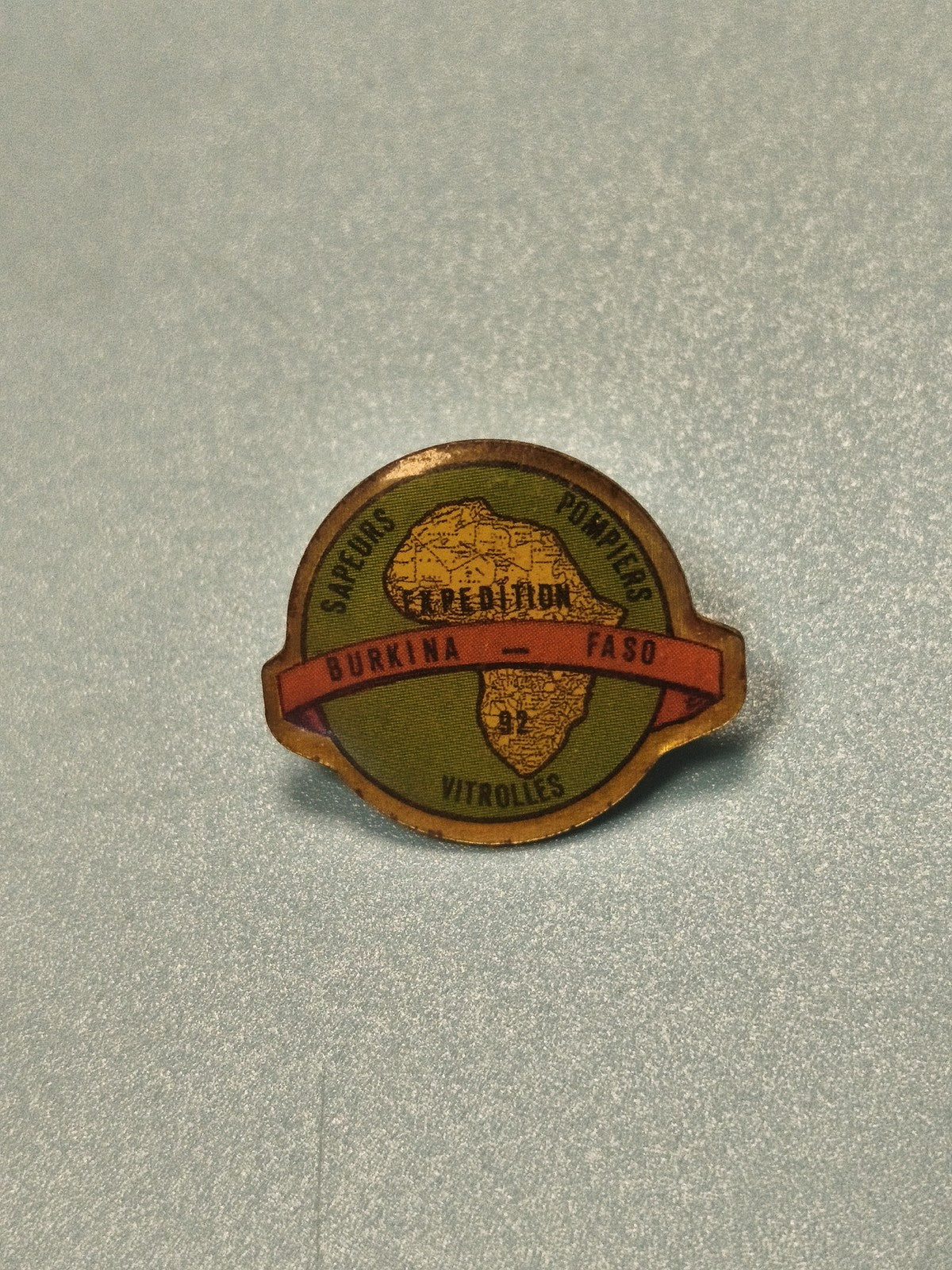Vintage pin's sapeurs-pompiers Burkina Faso Vitrolles carte Afrique réf 10