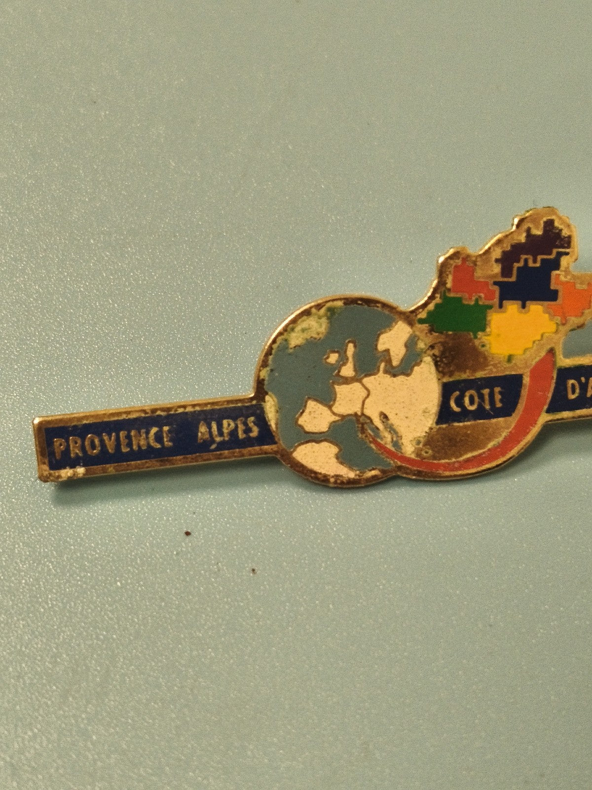 Pin's vintage région PACA Provence Alpes Côte d'Azur carte colorée