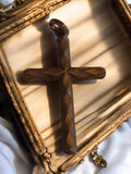 Croix catholique laiton XIXe, pendentif religieux décor losangé, finition patiné