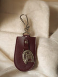 Porte-clés ancien cuir bordeaux motif cheval rétro équestre métal argenté