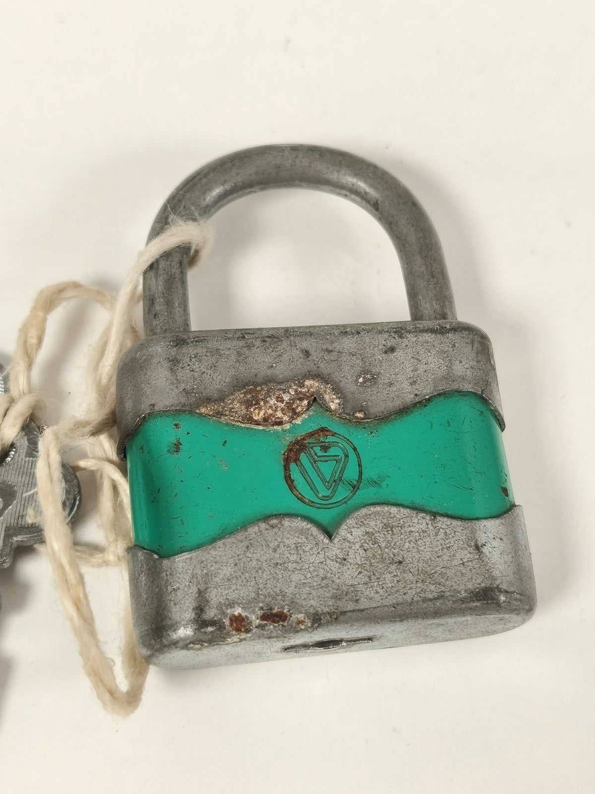 Cadenas ancien marque Ancienne métal vert, deux clés et patine d?usage