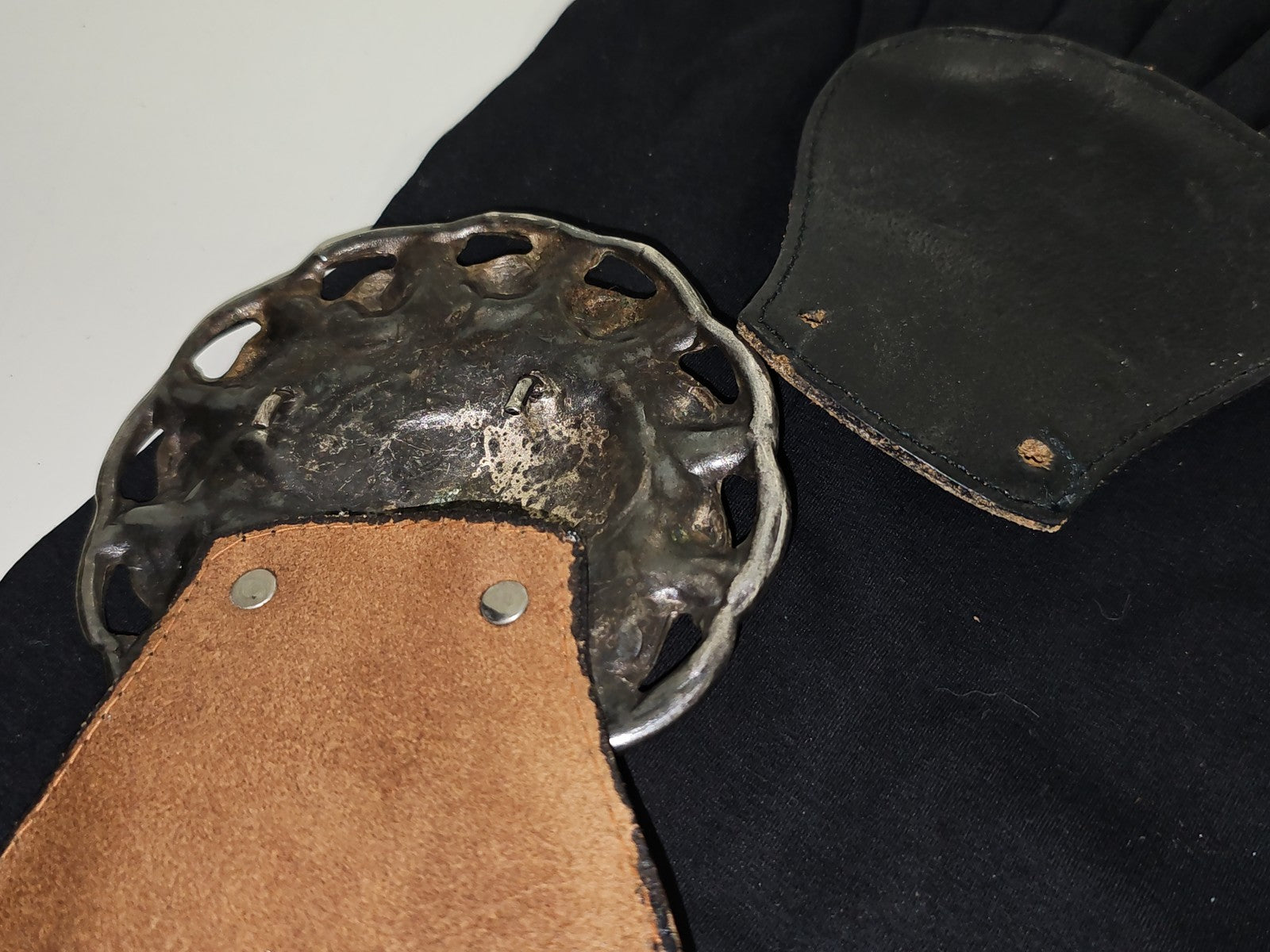 Ceinture vintage femme cuir et tissu boucle métal France années 1970 Ancienne ré