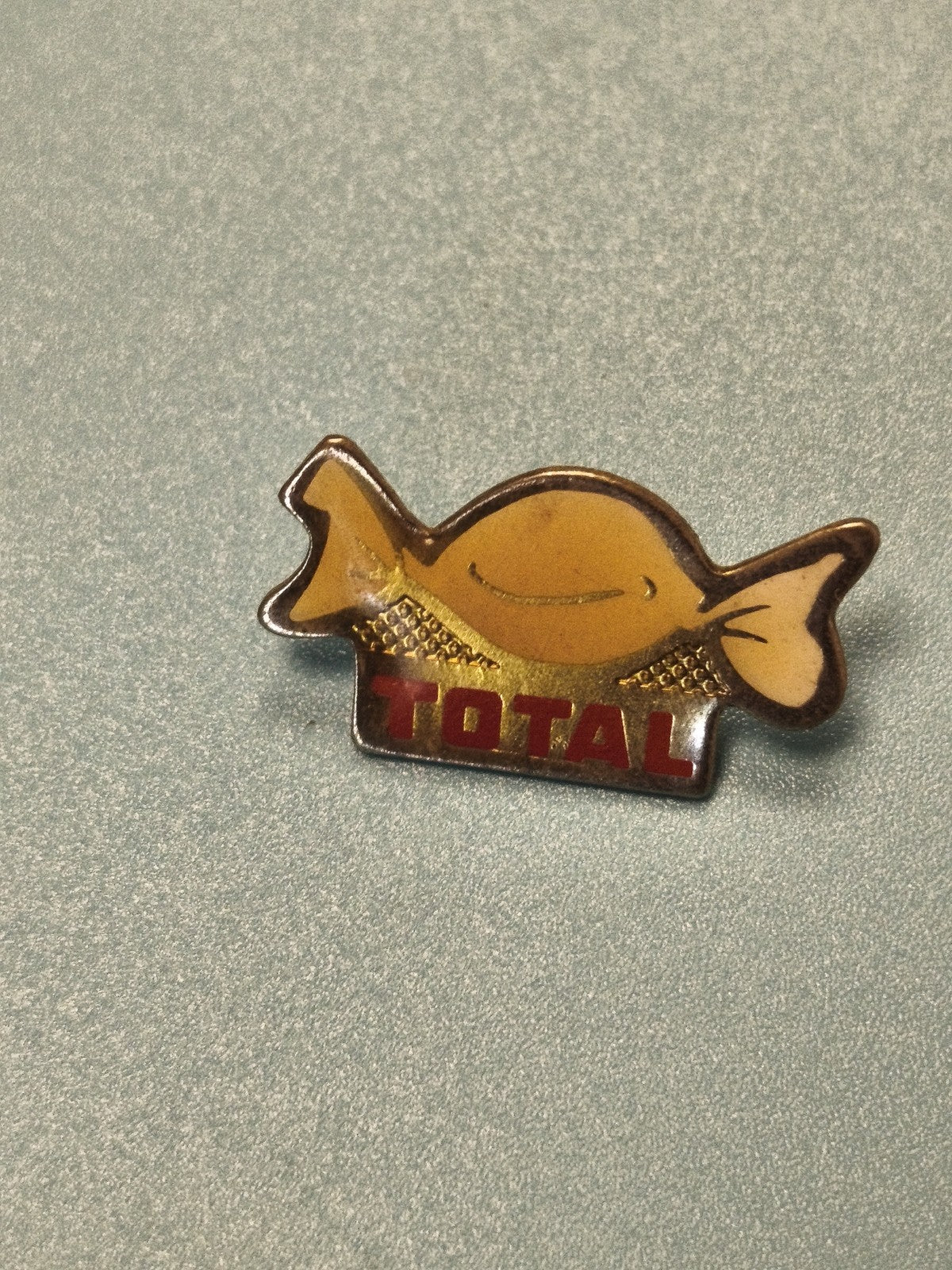 Vintage pin's publicitaire TOTAL forme bonbon jaune collection (Ref 9)