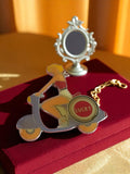 Pin's vintage femme Vespa LUCKY années 80 style rétro publicité