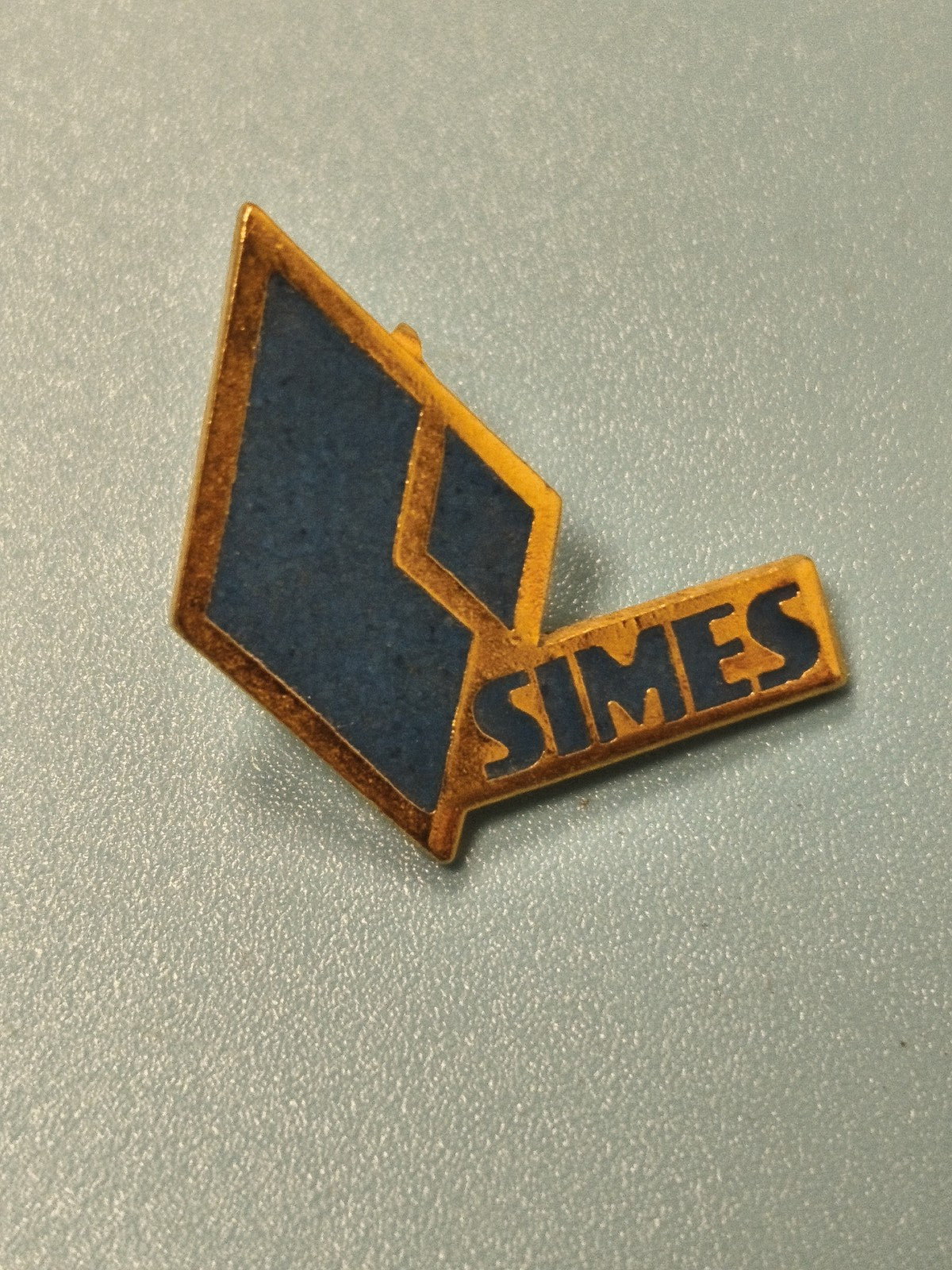 Pin's vintage SIMES bleu doré, forme géométrique, collection badge ancien