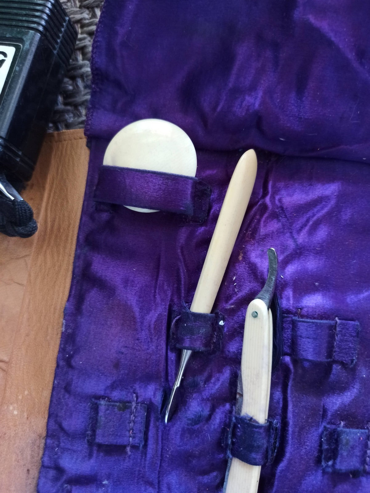 Trousse manucure ancienne cuir violet, outils manche os, kit vintage