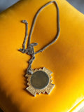 Collier vintage pendentif médaillon métal, motif croix rétro ancien