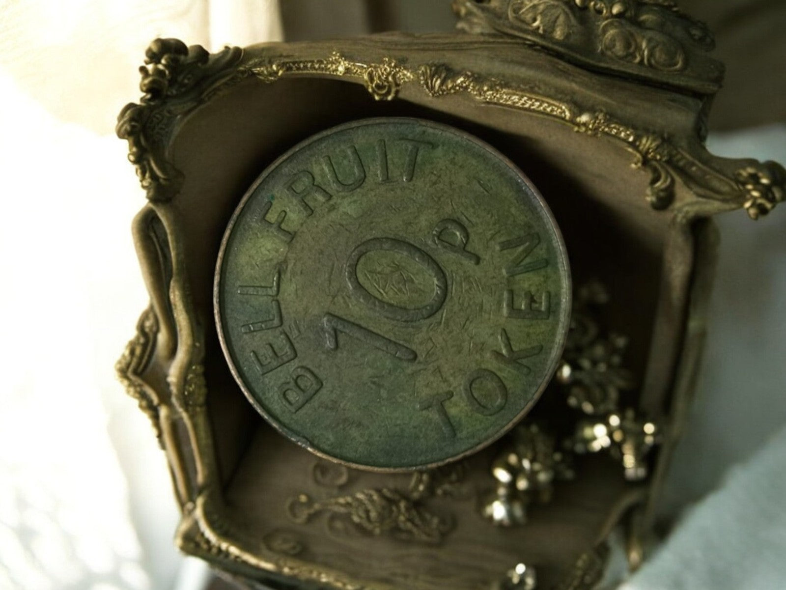 Jeton de casino vintage Bell Fruit 10p métal, token ancien UK, pièce jeu