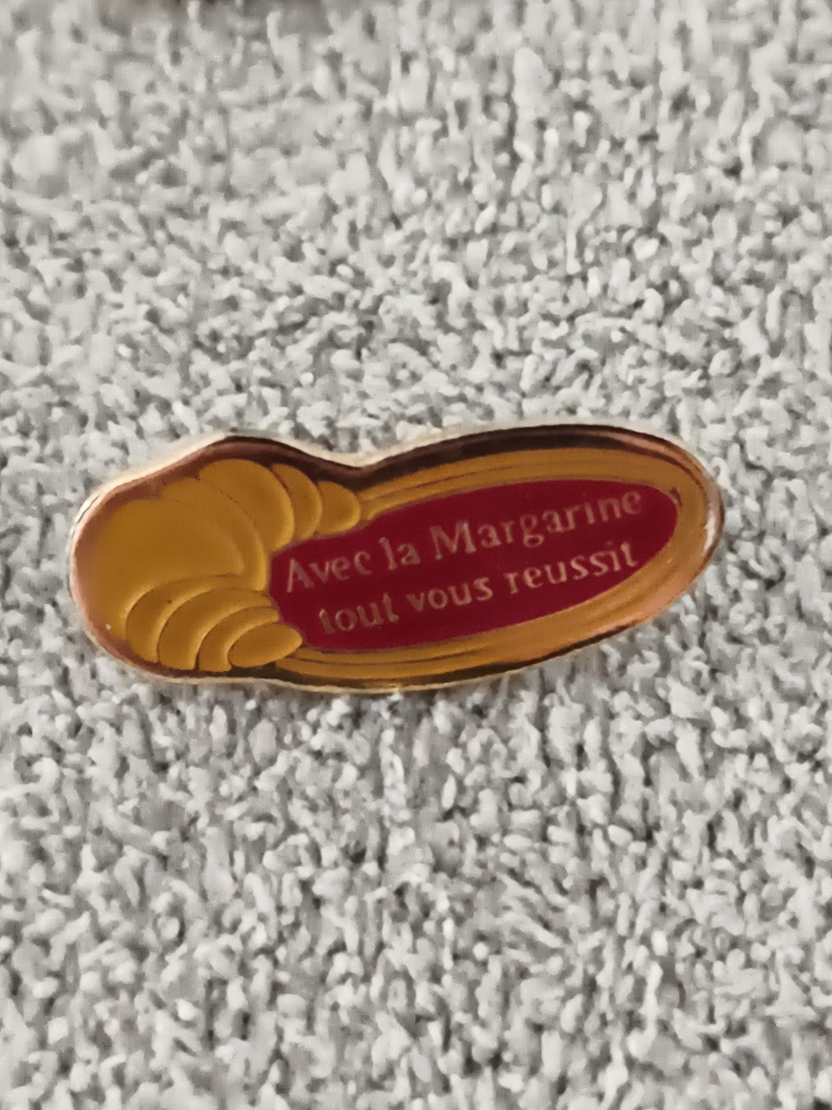 Pin's publicitaire vintage margarine coquillage doré promo ancien (Ref 9)