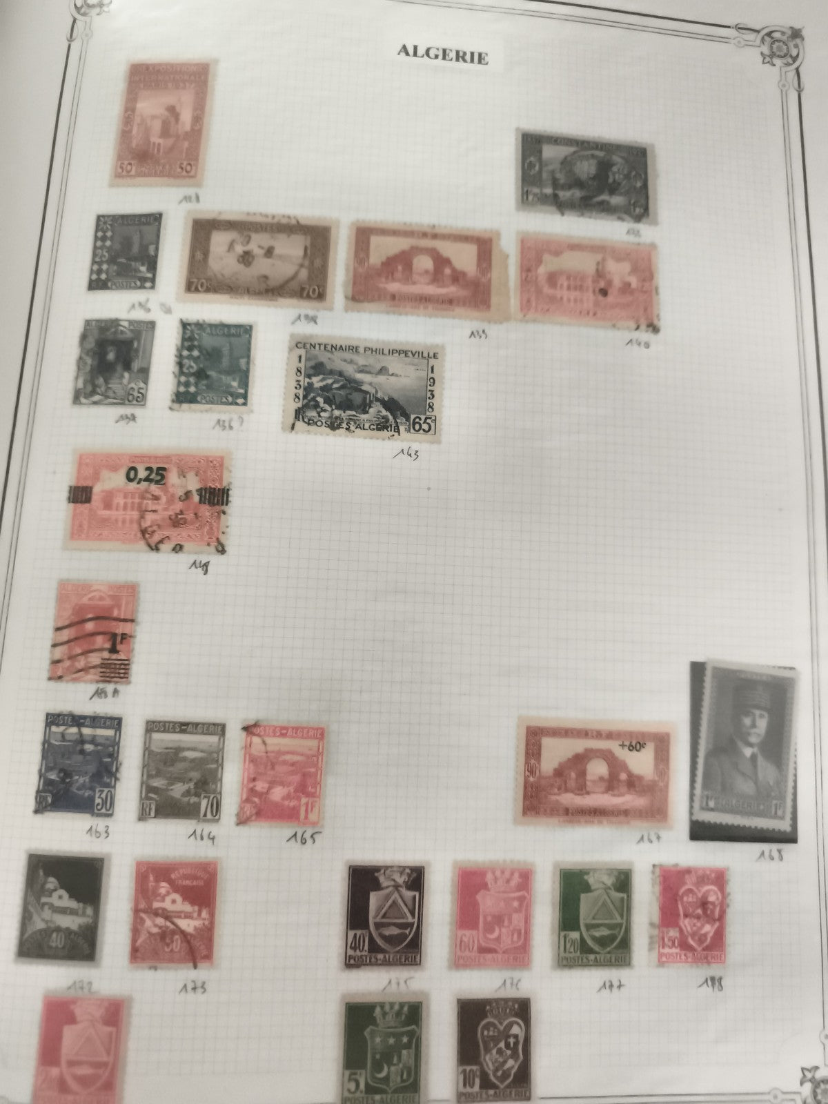 Timbres Algérie anciens oblitérés et neufs, motifs monuments, blasons, personnag