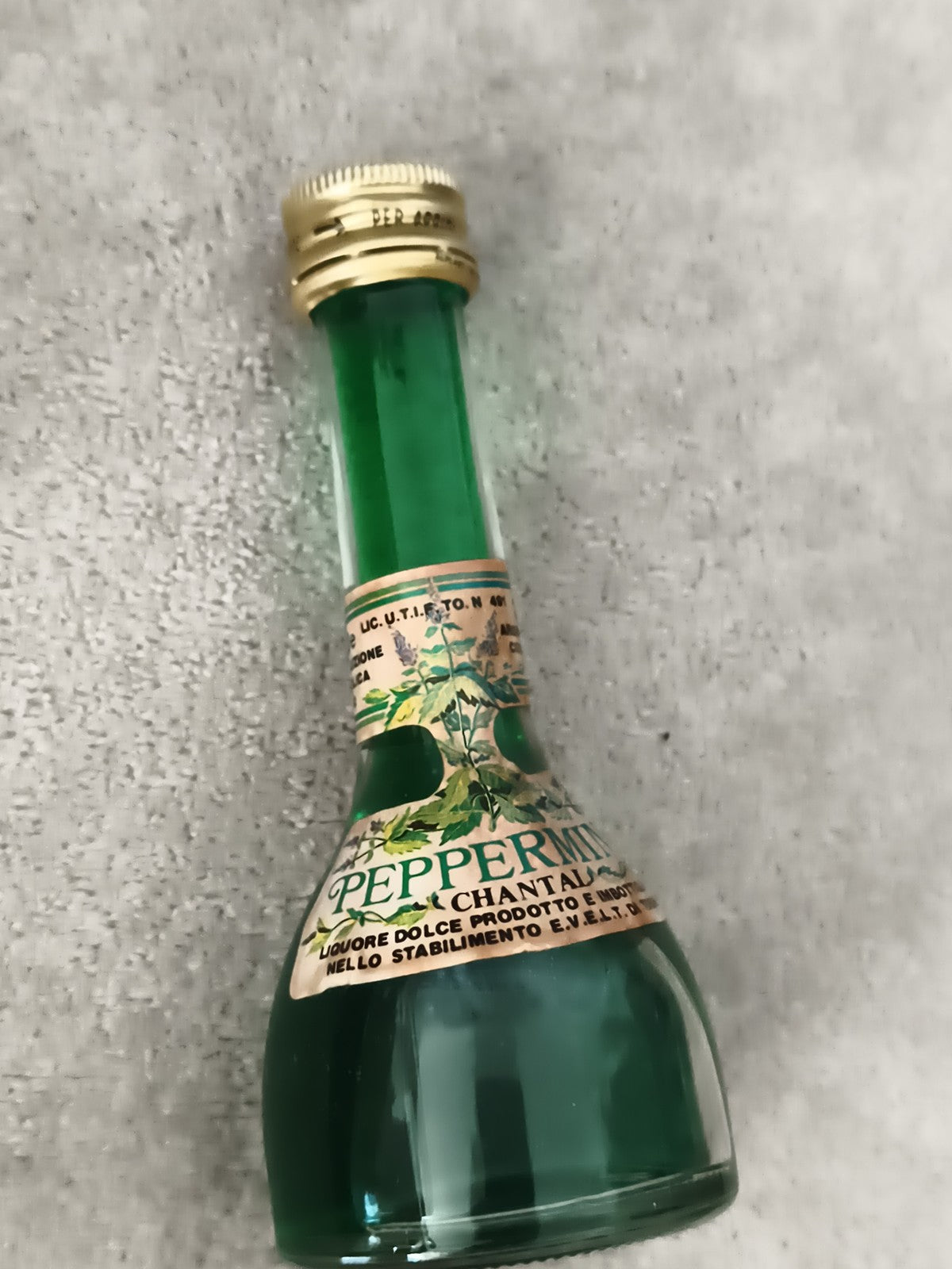 Mini-bouteille alcool PEPPERMINT CHANTAL partiellement remplie verte