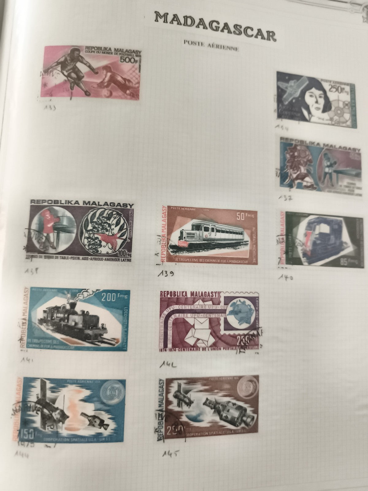 Timbres poste aérienne Madagascar thématiques sport train espace lot philatélie