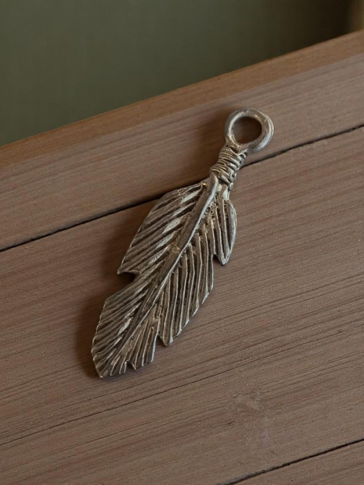 Pendentif plume vintage en métal années 50, bijouterie rétro rare