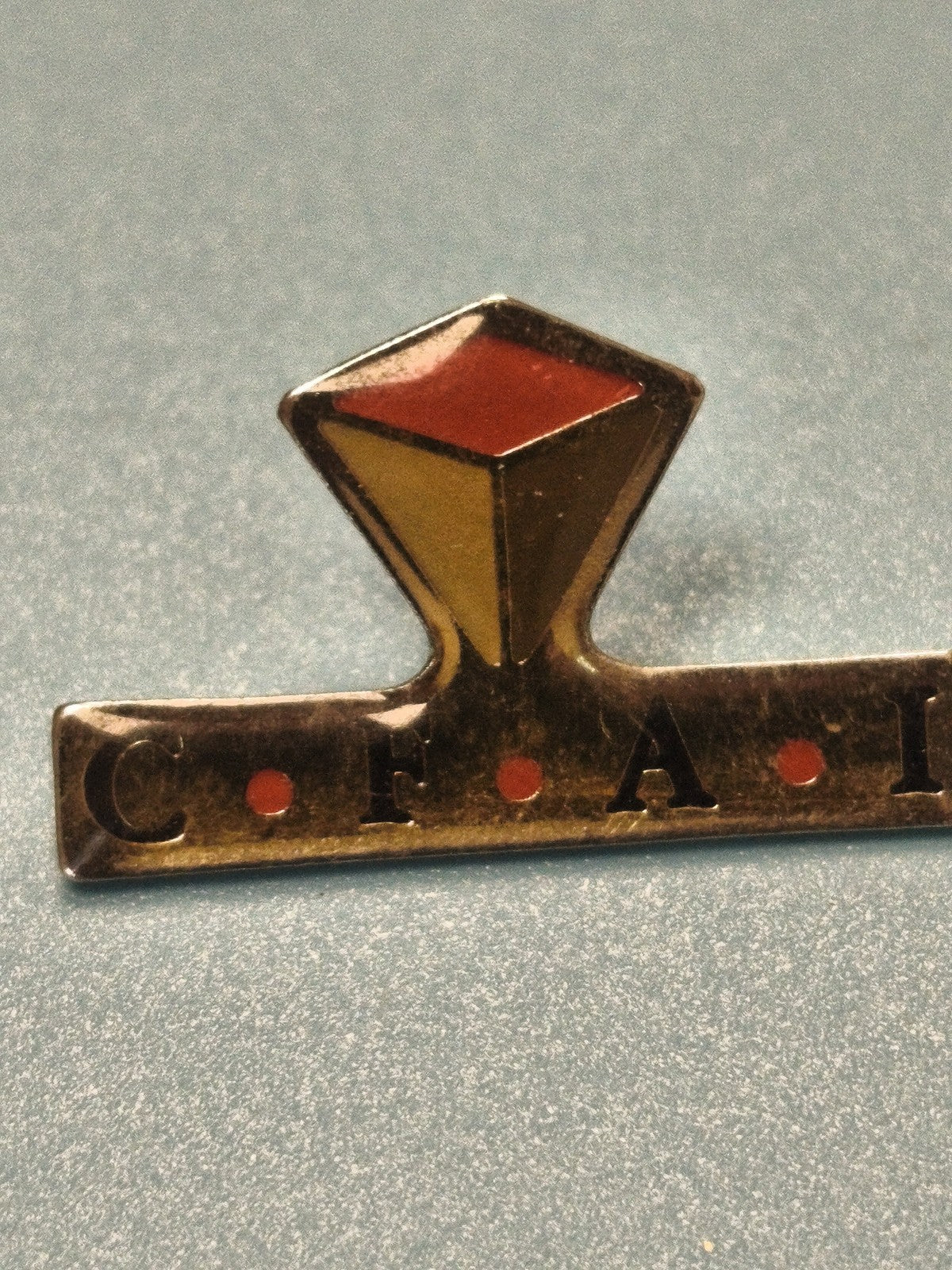 Vintage pin's CFAI ancien, émaillé, logo géométrique rouge et jaune, collection