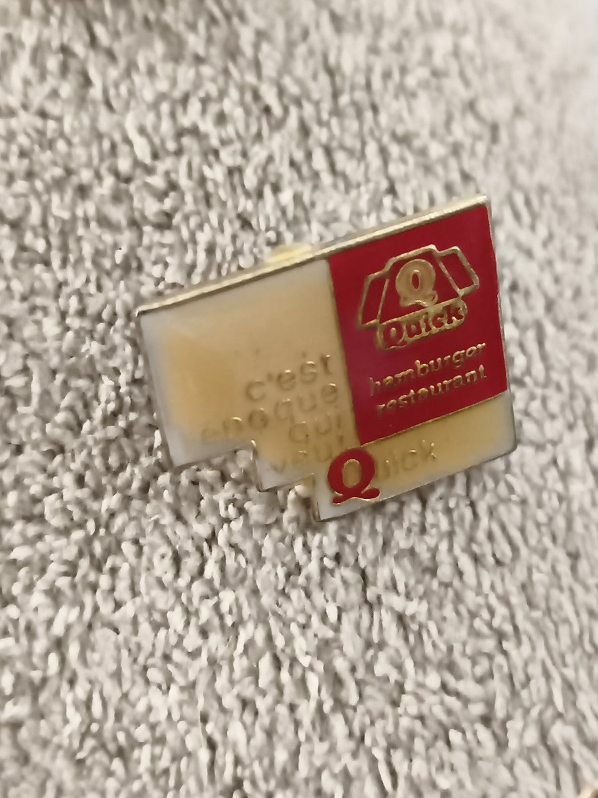 Pin's vintage Quick hamburger restaurant logo rouge doré (Ref 3) badge ancien