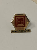 Pin's ancien Hennequin & Cie vintage rétro collection badge publicitaire France