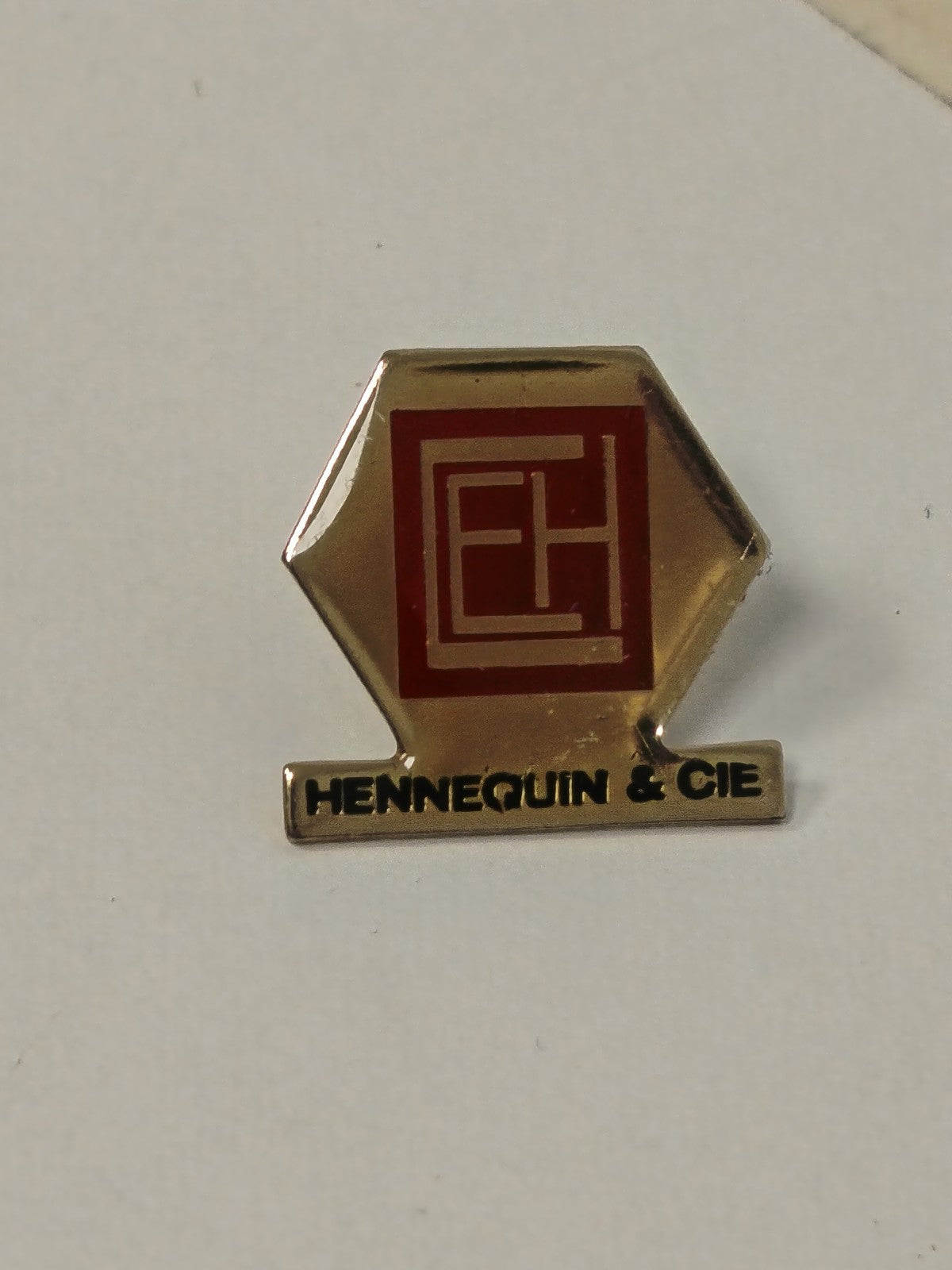 Pin's ancien Hennequin & Cie vintage rétro collection badge publicitaire France