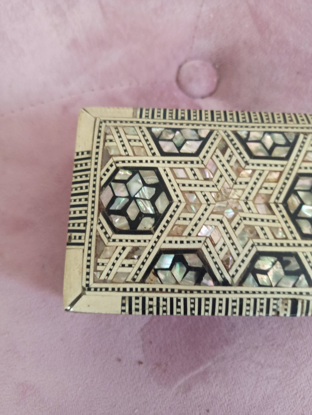 Boîte orientale marquetée bois, nacre et os décor géométrique, artisanat déco