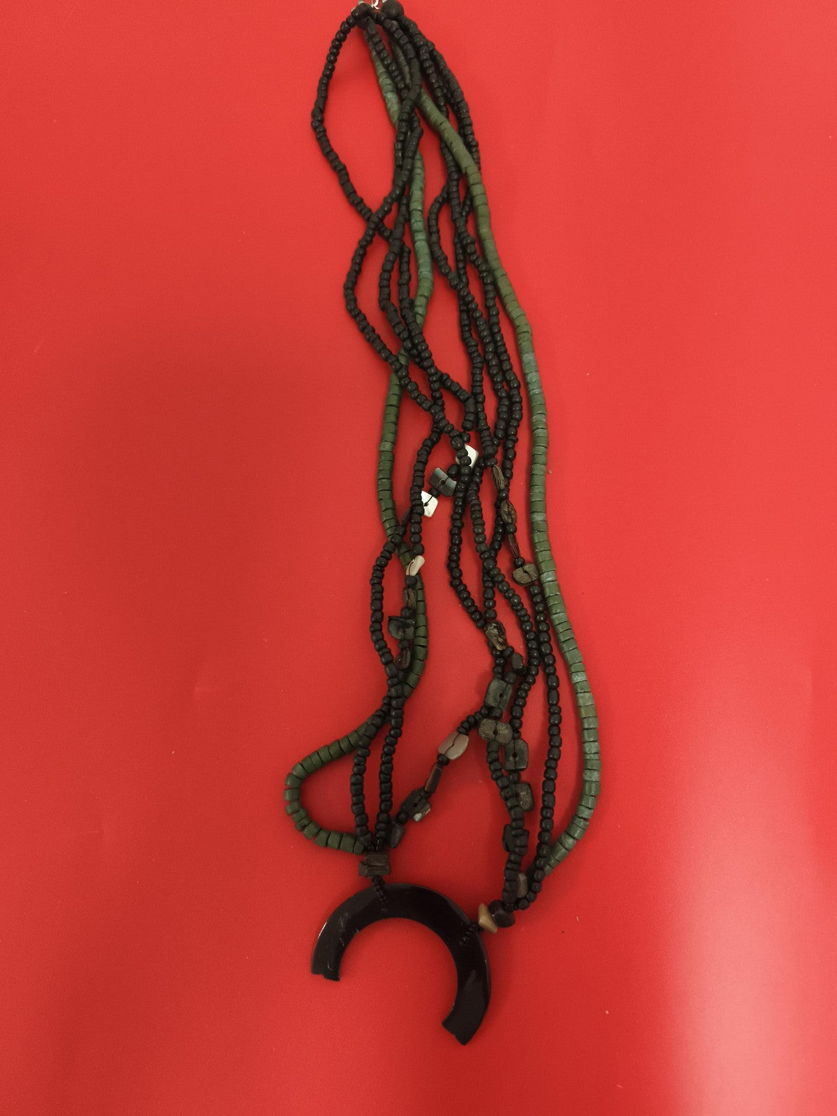 Collier vintage multirangs perles vertes pendentif croissant deadstock ethnique